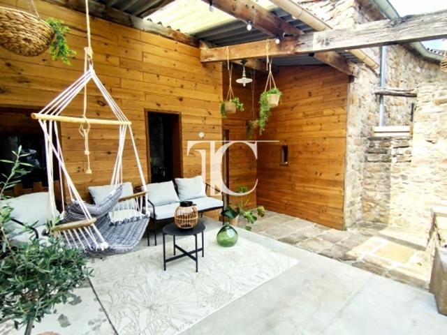 Authentique maison de hameau en pierre rénovée avec terrasse, patio et terrain proche