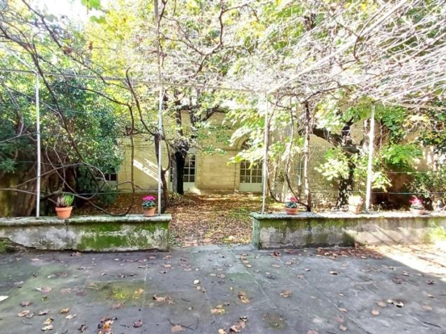 Authentique maison de ville en pierres avec son jardin idéale.
