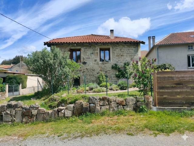 Authentique maison en pierre avec bolet et four à pain