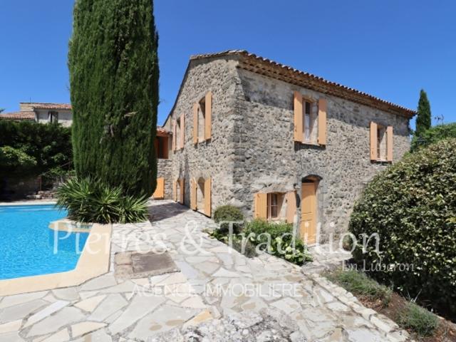Authentique maison en pierre avec jardin et piscine au cœur de Montjustin