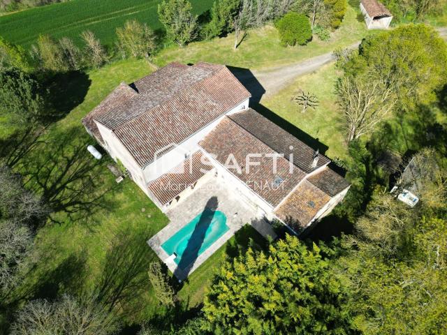Authentique maison en pierre avec piscine, dépendances et mo. 214m² Saint Julien du Puy
