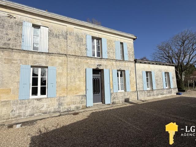 Authentique maison en pierre beaux volumes et jardin arboré proche estuaire