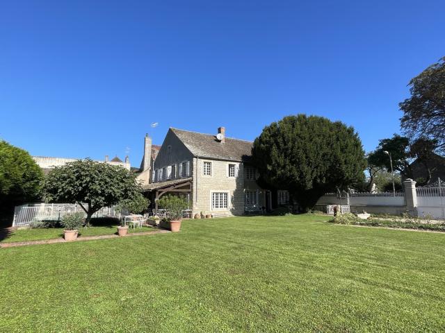 AUTHENTIQUE MAISON EN PIERRES AVEC PISCINE ET DEPENDANCES