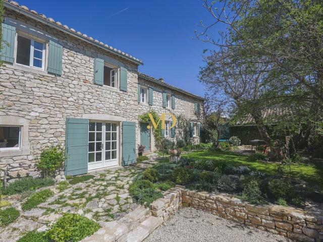 Authentique maison provençale rénovée Jardin intimiste & piscine Proche de Murs et Gordes