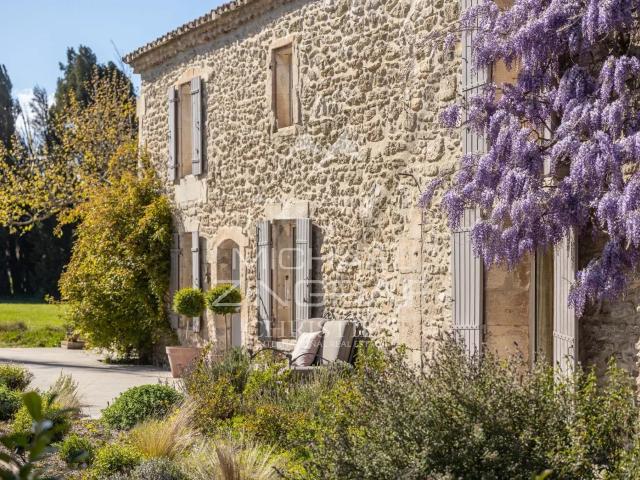Authentique Mas de caractère niché dans son oliveraie 283m² Saint Rémy de Provence
