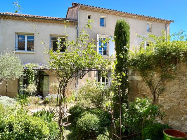 Authentique mas de village et son jardin secret