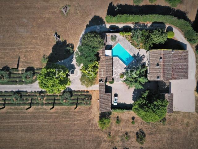 Authentique Mas du 18ème siècle sur 6 hectares avec vue sur. 250m² Gordes