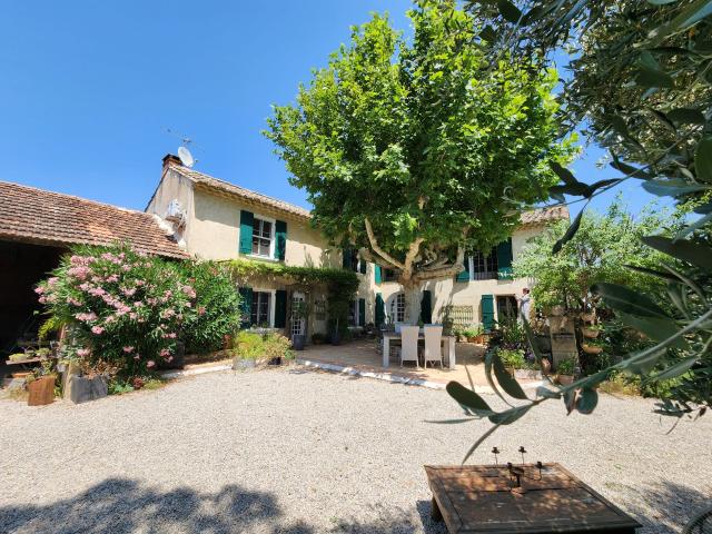 Authentique mas sur 2463 m2 de terrain clos et arboré avec piscine et dépendances