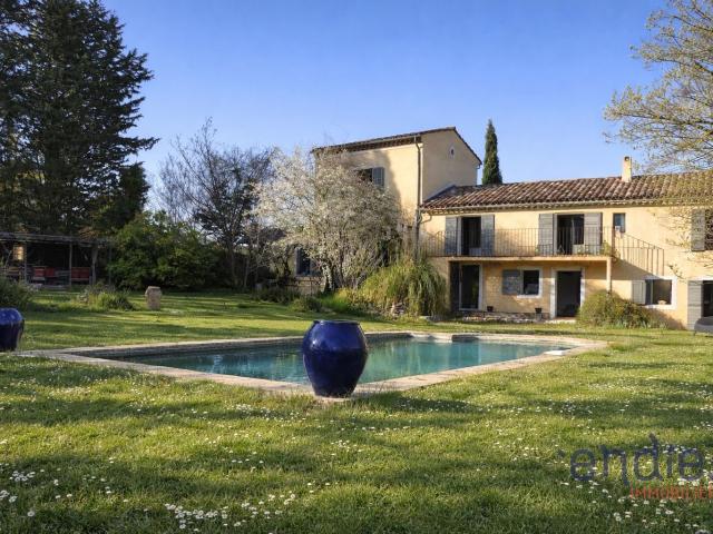 Authentique mas provençal du XIXe siècle, sur 1 hectare avec. 180m² Villecroze