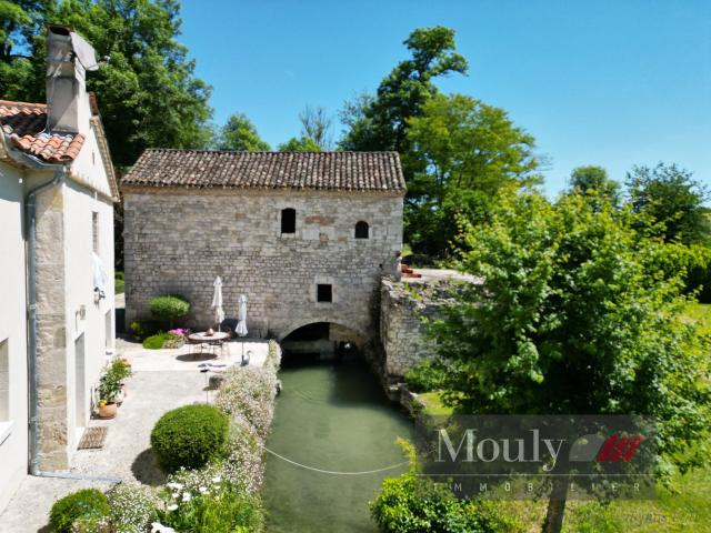 Authentique Moulin Avec Maison Cle En Main, Dependances Et P. 152m² Lendou en Quercy