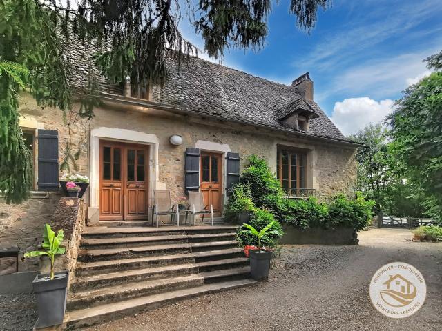 Authentique propriété en pierre du XVIIᵉ siècle avec piscine, lac privé et potentiel touristique en Aveyron