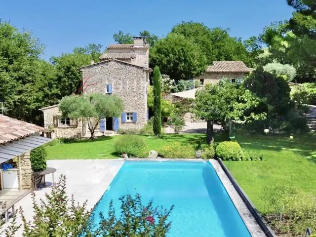 Magnifique propriété en pierre à vendre près de Gordes – Vue panoramique – Piscine chauffée – Parc d'1 hectare