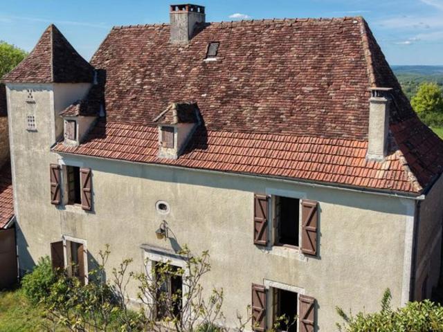 Authentique propriété quercynoise avec pigeonnier, granges en pi