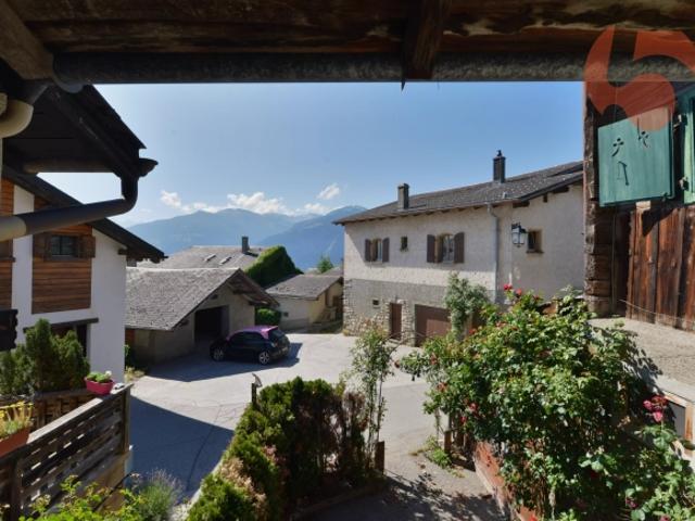 Authentisches Dorfhaus mit großem Potenzial sowie Garage und Carnotzet