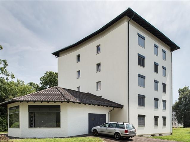 Auto Abstellplatz im Freien