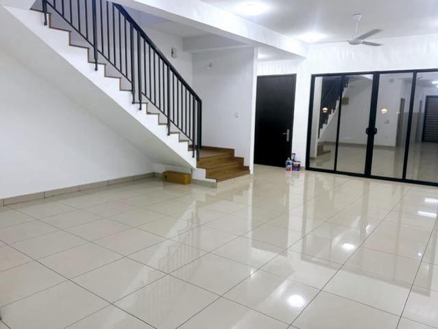 AUTO GATE2 Storey AYRA Kitchen Cabinet Near WETLAND KLANG