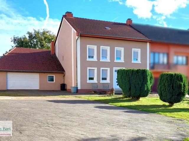 AUTOSCHRAUBER & TIERFREUNDE AUFGEPASST! GROßE GARAGE MIT RENOVIERTEM WOHNHAUS!