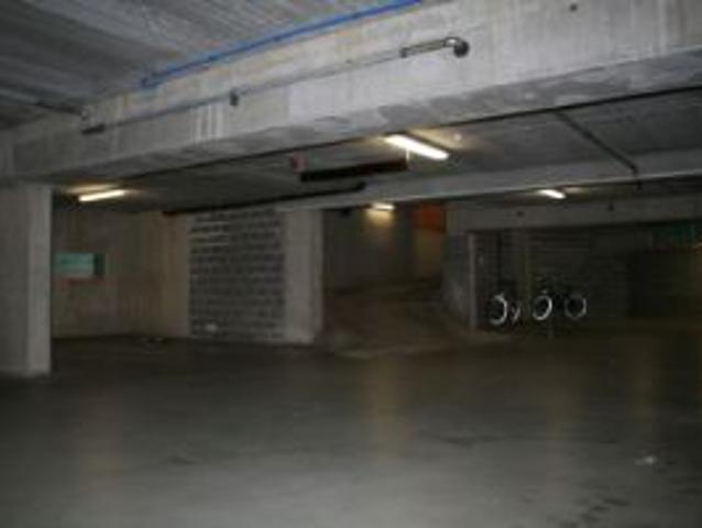 Autostaanplaatsen in gesloten garage