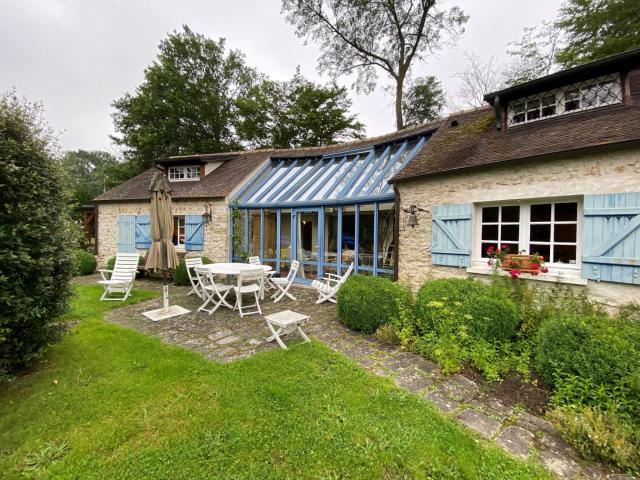 AUTOUILLET, LONGERE ANCIENNE AVEC DEPENDANCES ET 2575M2