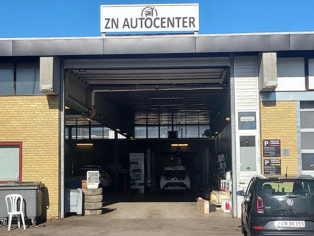 Autoværksted / Værksted / Lager/ Produktion / Showroom. Store porte. Ingen søjler, Højloftet, Kun lette væge, Eget parkeringsareal