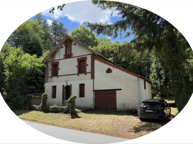 Auv 1220: Maison à rénover avec garage sur 2000m2 de jardin bois