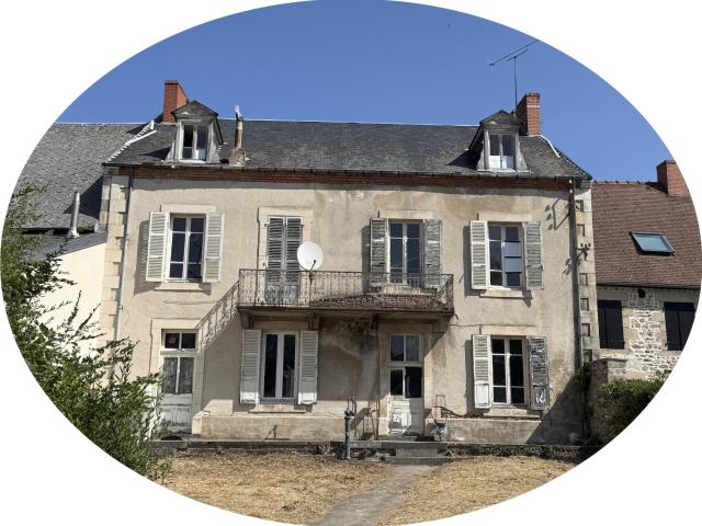 Auv 1227: Maison de bourg à rénover, jardin, garages et grange