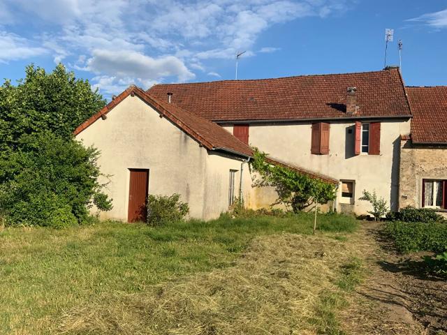AUXY Maison de village de 230 m² hab. comprenant trois logemen