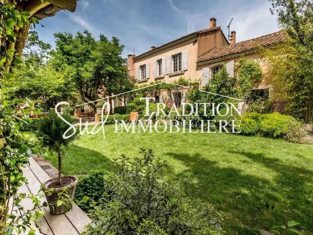 AUX ABORDS DU VILLAGE DE PARADOU