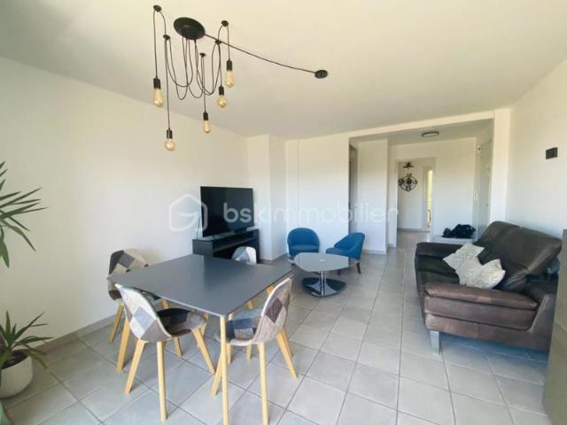 Aux LONES à Six Fours les Plages Bel appartement T3 avec cave à 200 m de la mer