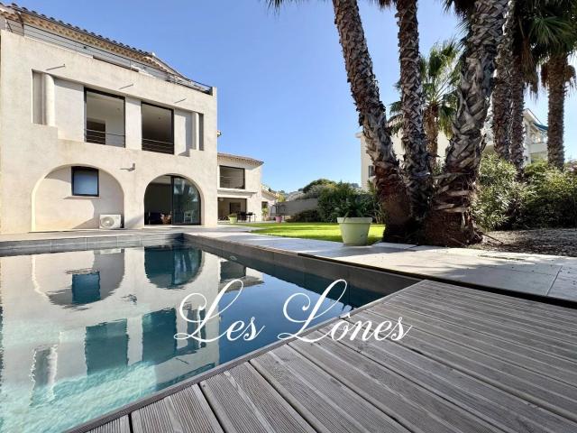 Six Fours les Lônes, villa de 320 m² + double garage à 200 m de