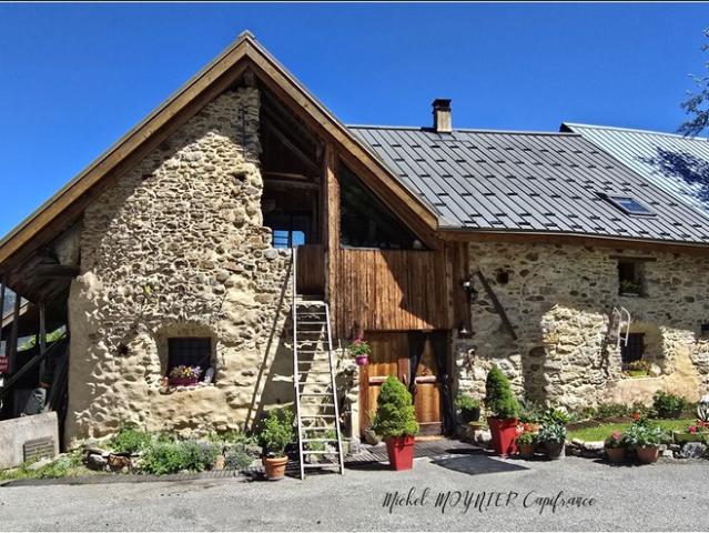 Aux Seyes, commune de Champcella, grande maison de montagne rénovée pour résidence principale, gîte ou chambres d’hôtes