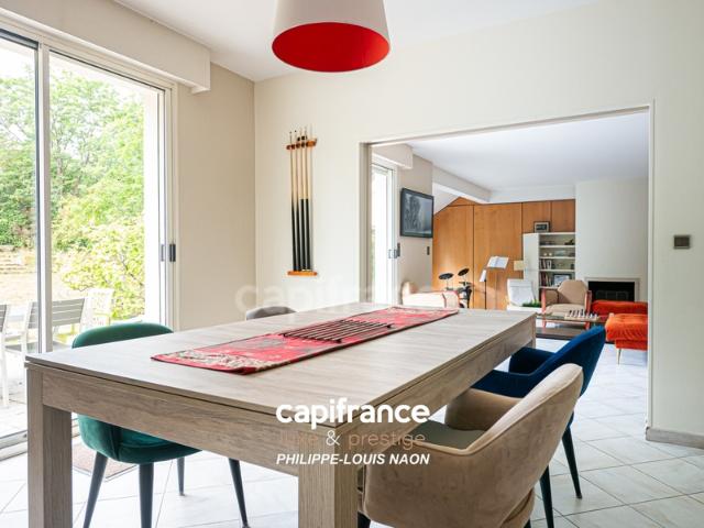 AUX PORTES DU MANS SPLENDIDE VILLA DE 230m2 AVEC PISCINE