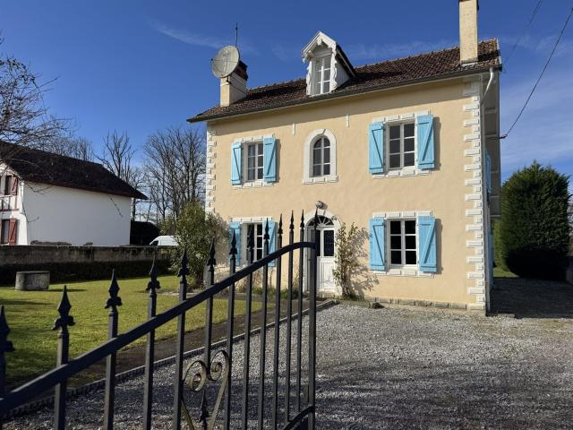 Aux portes du Pays Basque, dans un village calme et convivia. 175m² Saint Palais