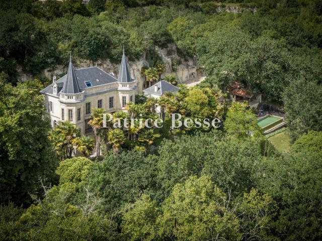 Aux portes d'Agen, un château du 19e s. Et son parc arboré d. 554m² Agen