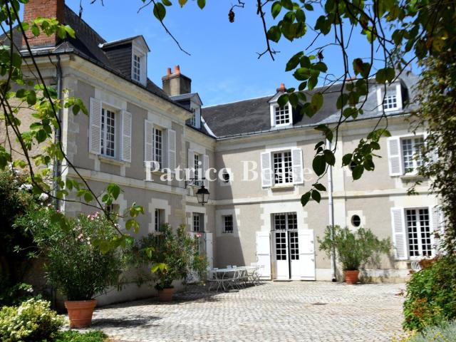 Aux portes d'Amboise, en position dominante, un manoir du 17. 510m² Amboise