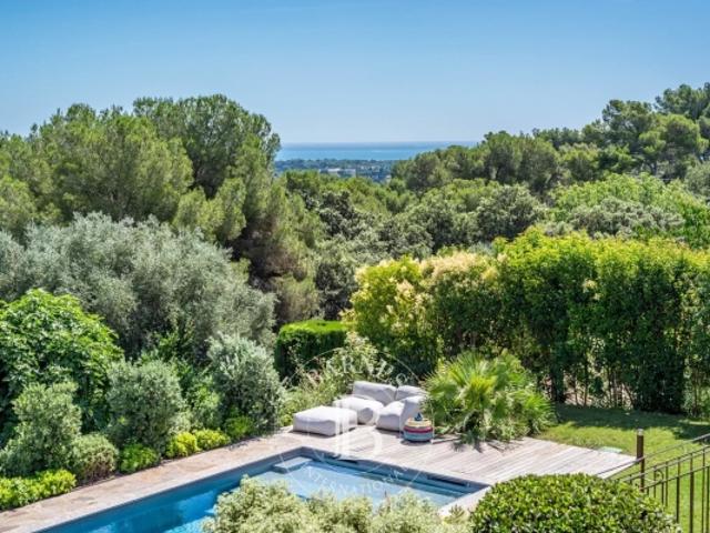 Aux portes d'Antibes Magnifique propriété rénovée par un architecte Vue mer et village de Biot
