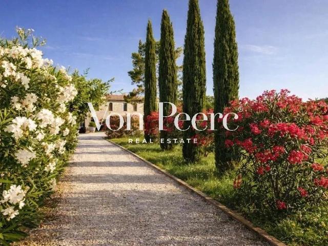Aux portes d'Arles à vendre propriété de caractère avec gîte. 540m² Arles