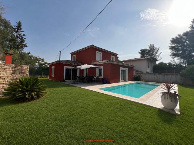Aux portes d'Aubagne, VILLA CONTEMPORAINE  300m2 env avec PISCINE sur terrain de 700m2, au CALME absolu, avec