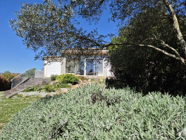 AUX PORTES DE CASTELNAUDARY VILLA PLAIN PIED SUR SOUS SOL JARDIN CLOS ET ARBORE AVEC PISICINE VUE PYRENEES
