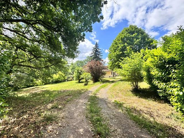Aux portes de Périgueux, charmante maison avec fort potentiel sur 8 491 m² de terrain divisible