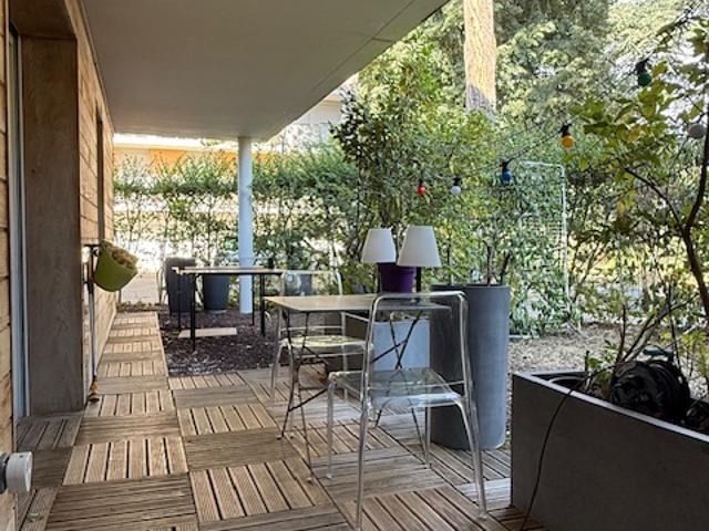Aux portes de Saint Cyr au Mont d'Or T3 de 67 m2 en rez de jardin avec terrasse, garage résidence sécurisé