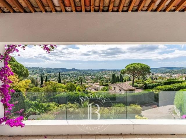 Aux portes de Saint Paul de Vence Superbe villa vue panoramique mer