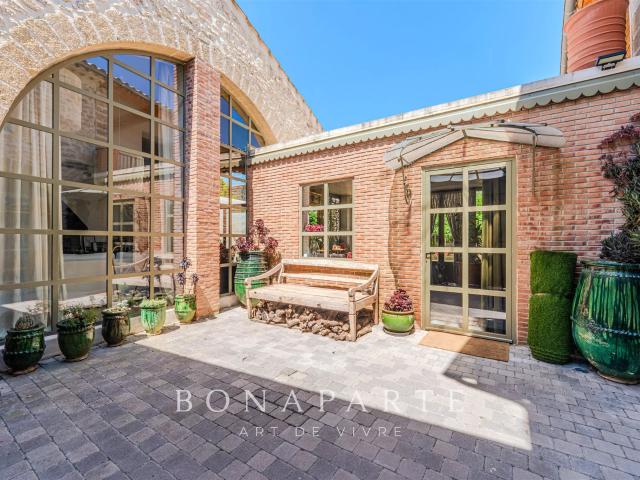Aux Portes De Sommières, Une Vigneronne Renaît En Havre De P. 398m² Sommières