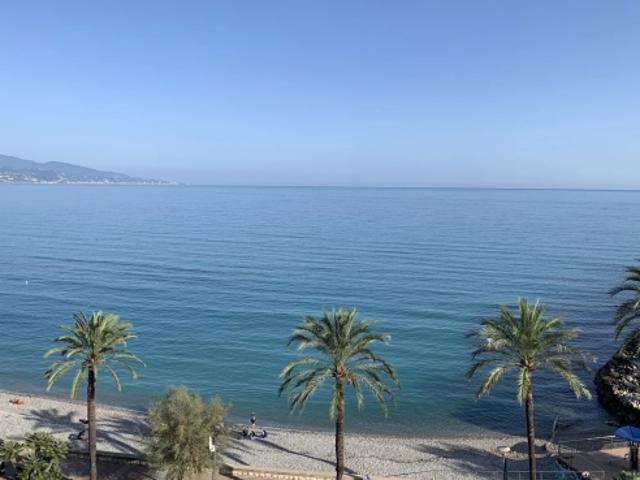 Aux pieds du Cap Martin