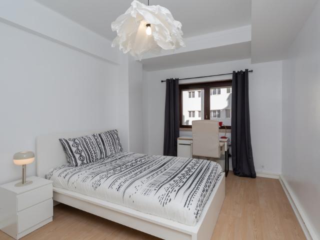 Av. Fontes Pereira Melo 3 6D Room 9 35 9