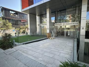 Av. Kennedy Geronimo de Alderete/3 privados recepción estacionamiento | Espacios por CLF 20.00 en Vitacura