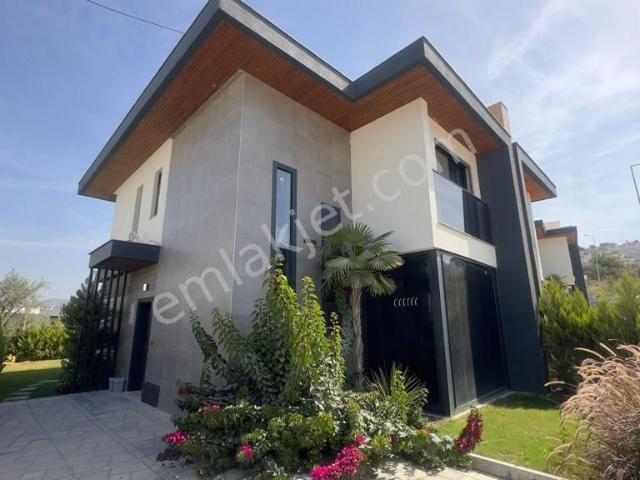 Avm Bölgesinde İkiz Ve Müstakil Seçenekli Sıfır Villalar.