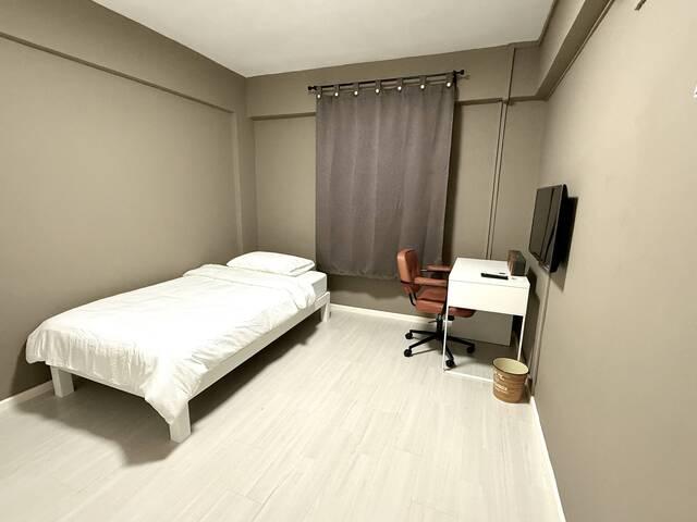 AVAILABLE COMMON room: No agent fees, half month deposit