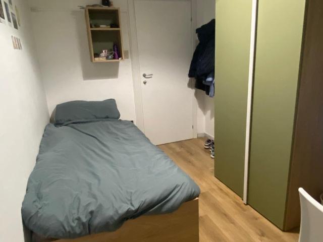 available single room for a girl centre