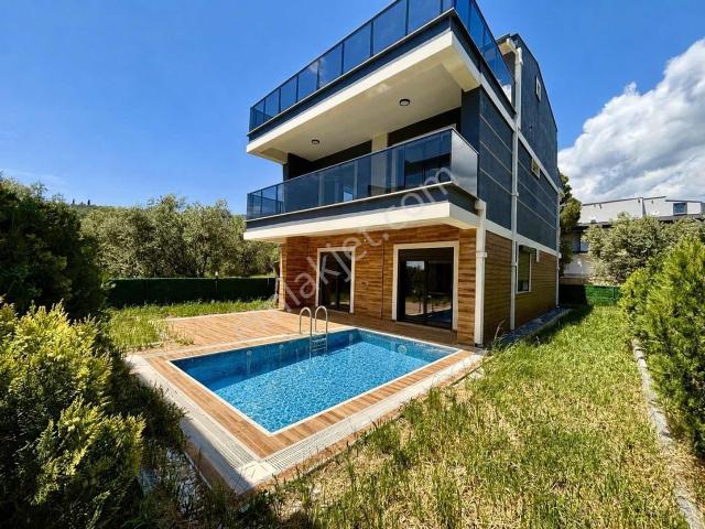 Avcı'dan Oteller Bölgesinde Girişte Odalı Müstakil Havuzlu Villa